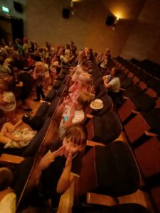 Przedszkolaki aktywnie uczestniczą w przedstawieniu.