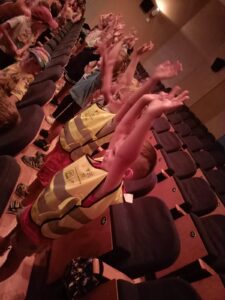 Przedszkolaki aktywnie uczestniczą w przedstawieniu.