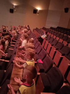 Przedszkolaki aktywni widzowie.