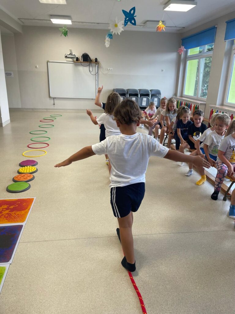 Dzieci ćwiczą w sali przedszkolnej