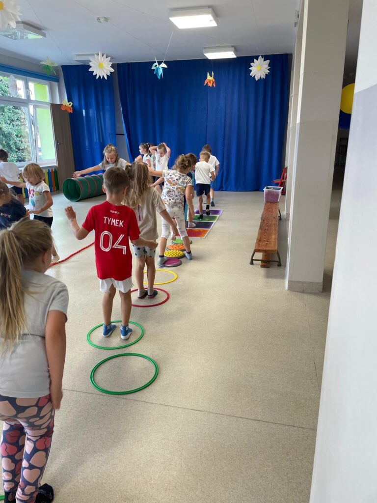 Dzieci ćwiczą w sali przedszkolnej
