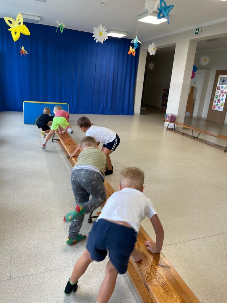 Dzieci ćwiczą w sali przedszkolnej