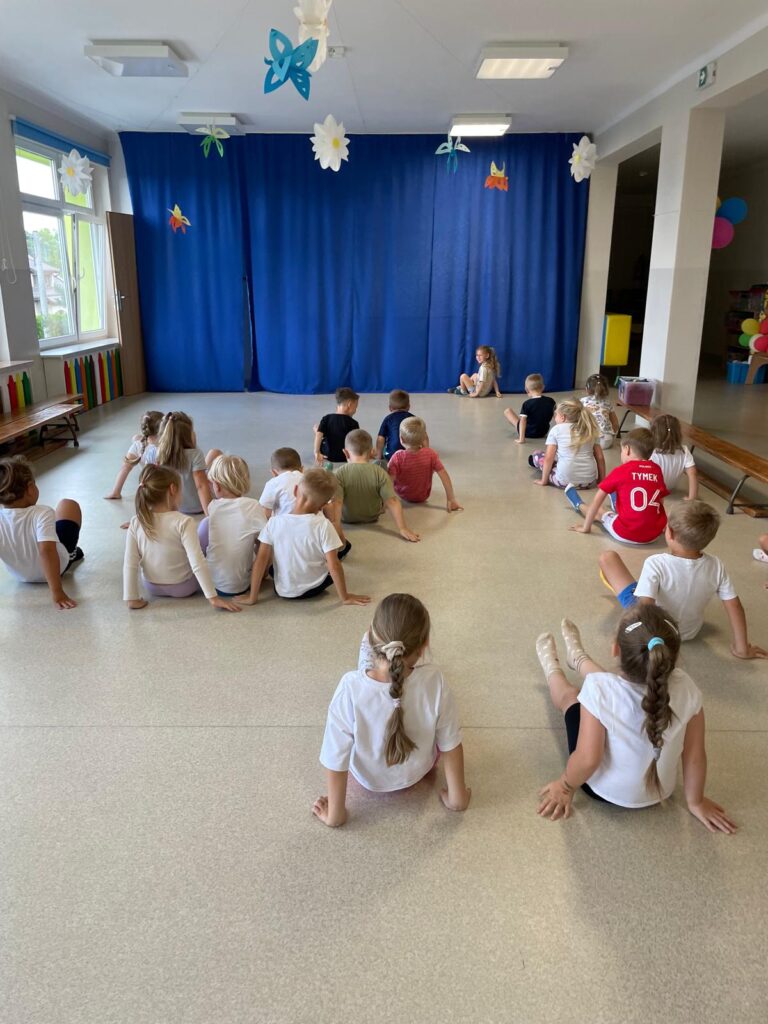Dzieci ćwiczą w sali przedszkolnej