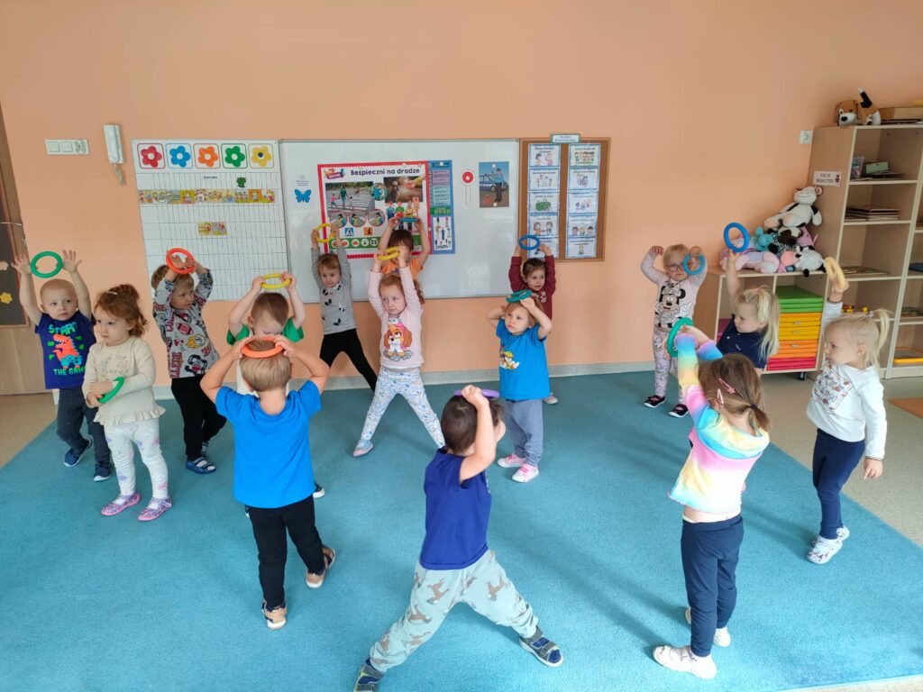 Dzieci ćwiczą w sali przedszkolnej