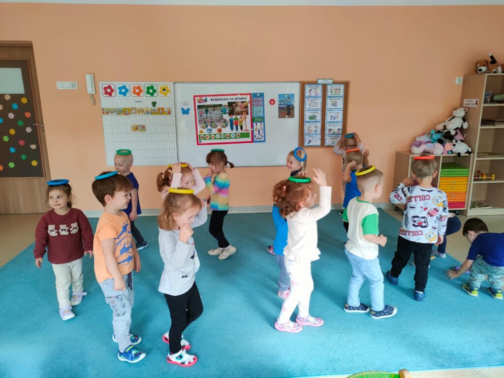 Dzieci ćwiczą w sali przedszkolnej