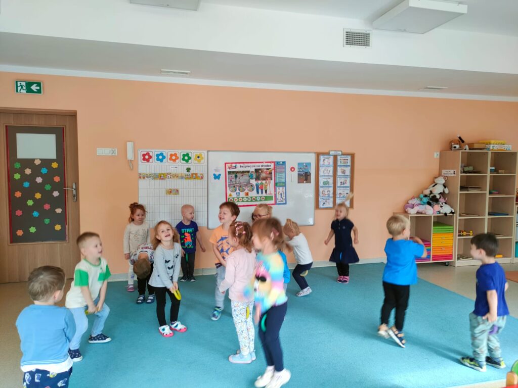 Dzieci ćwiczą w sali przedszkolnej