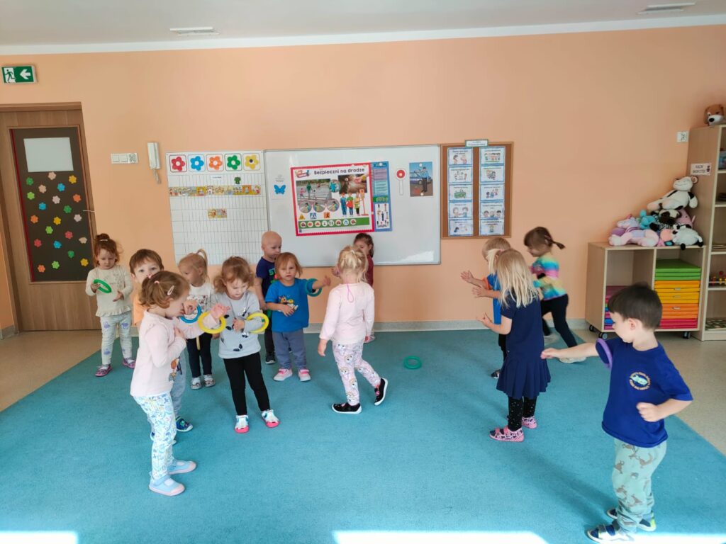 Dzieci ćwiczą w sali przedszkolnej