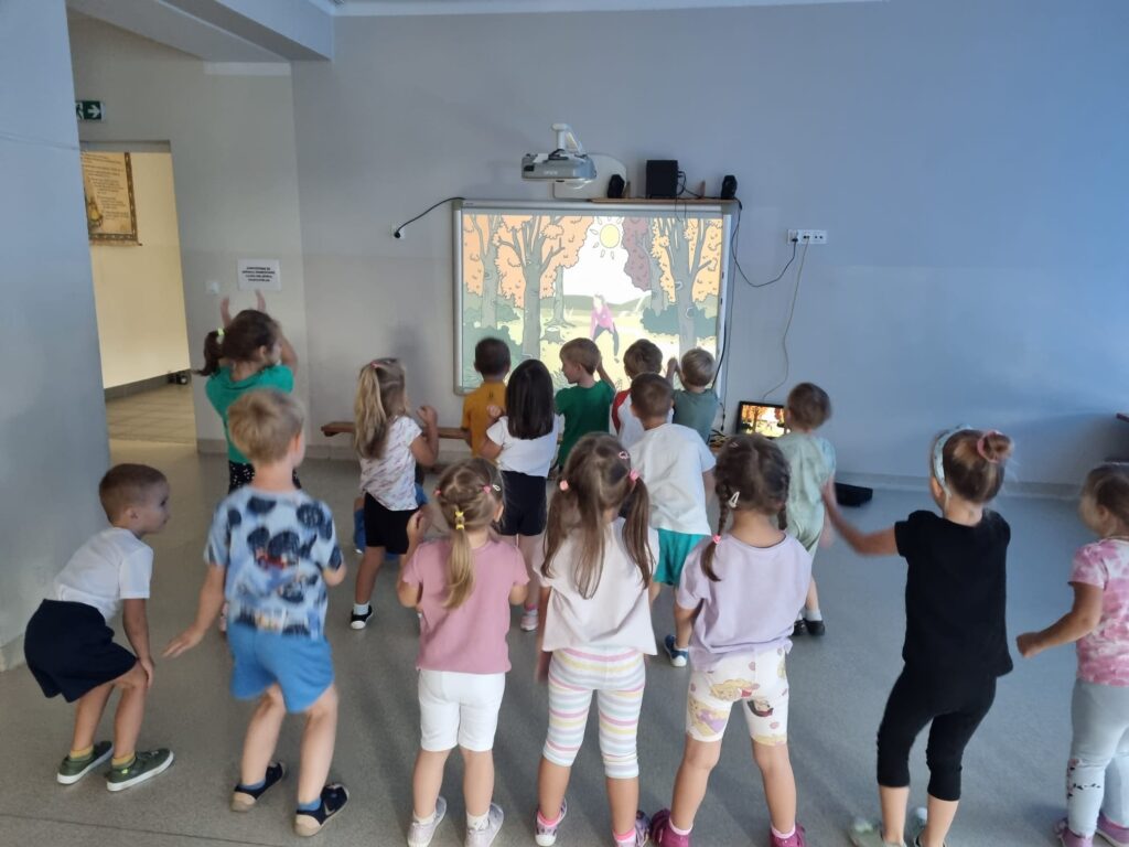 Dzieci ćwiczą na sali gimnastycznej