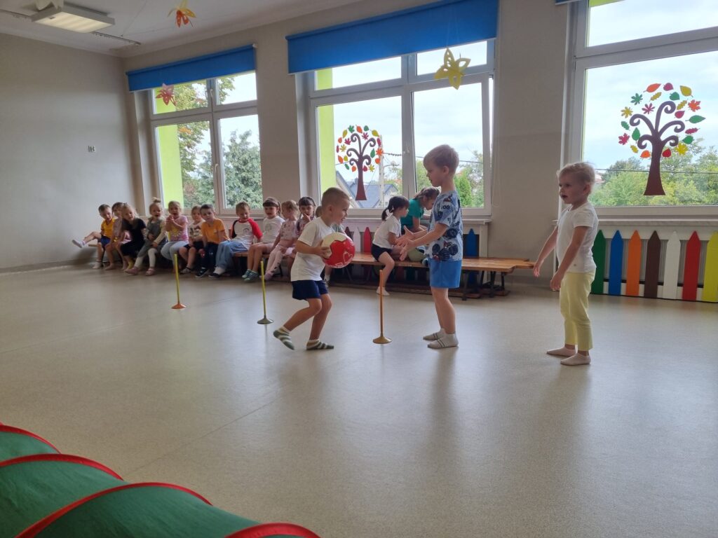 Dzieci ćwiczą na sali gimnastycznej