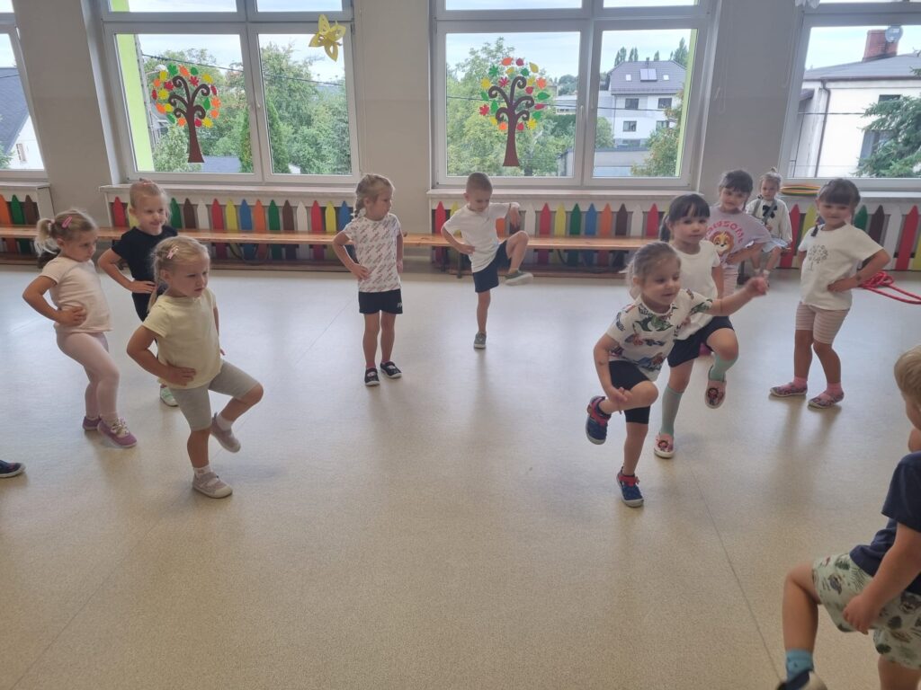 Dzieci ćwiczą na sali gimnastycznej