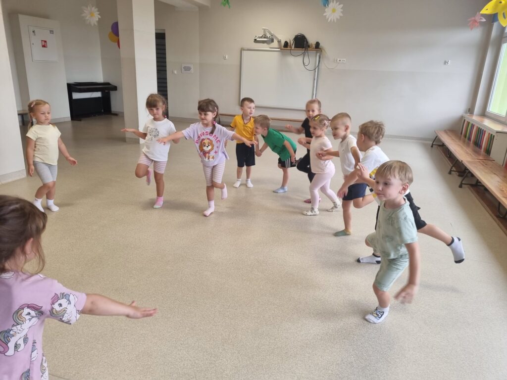 Dzieci ćwiczą na sali gimnastycznej