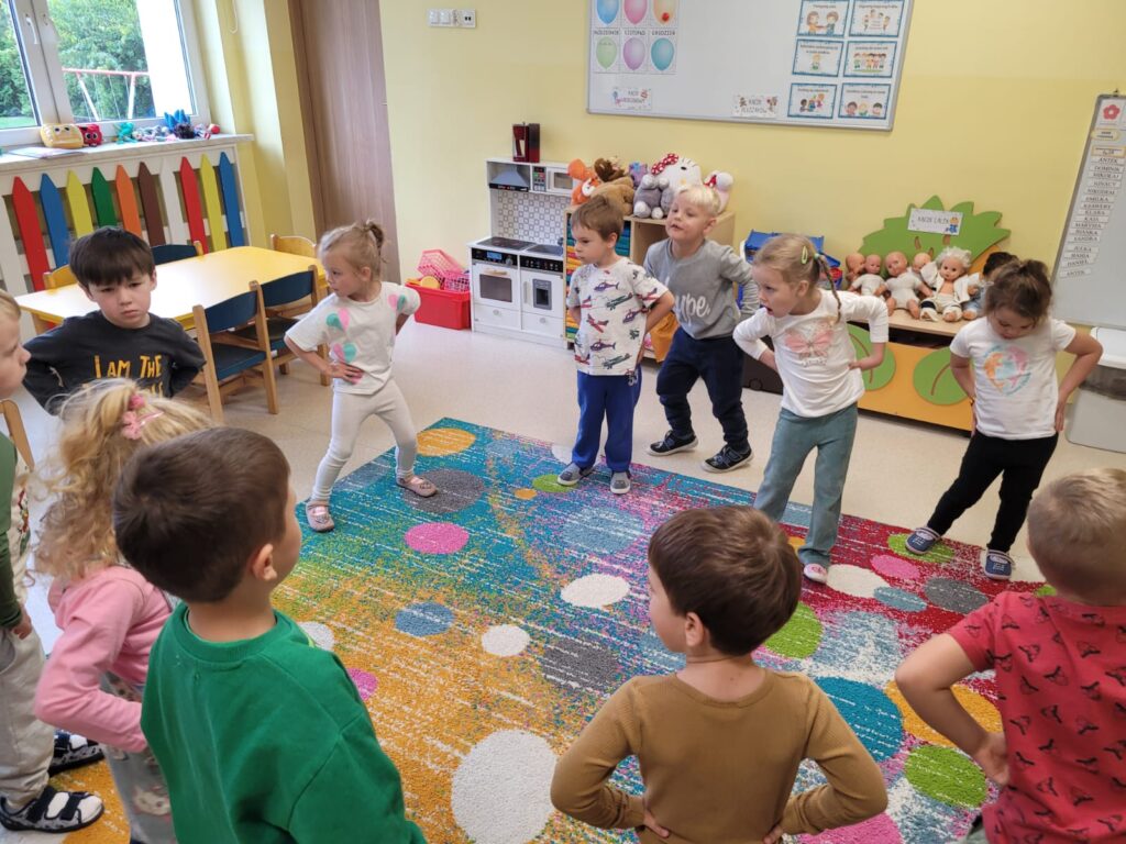 Dzieci ćwiczą w sali przedszkolnej