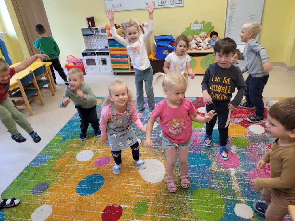 Dzieci ćwiczą w sali przedszkolnej