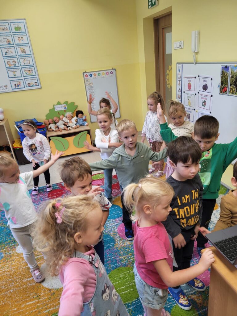 Dzieci ćwiczą w sali przedszkolnej