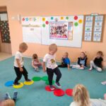 Krasnoludki dzień kropki