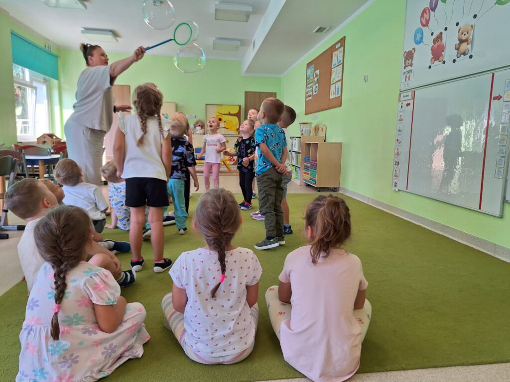 Zabawy z bańkami u Niedźwiadków