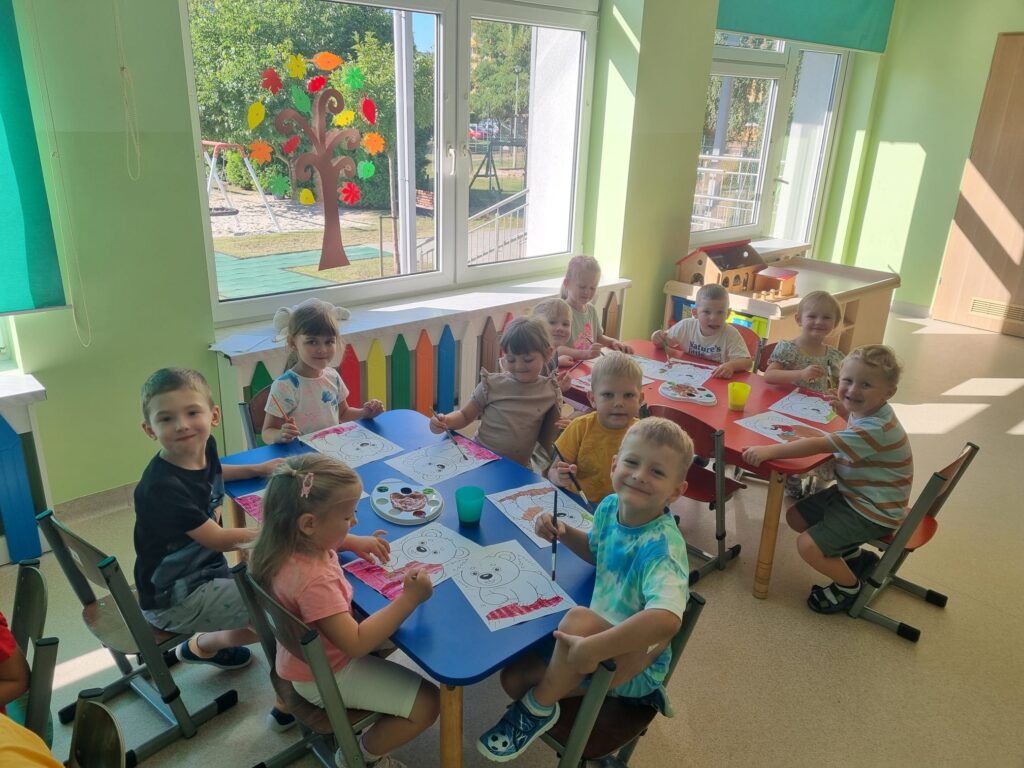 Niedźwiadki malują sylwetę niedźwiadka