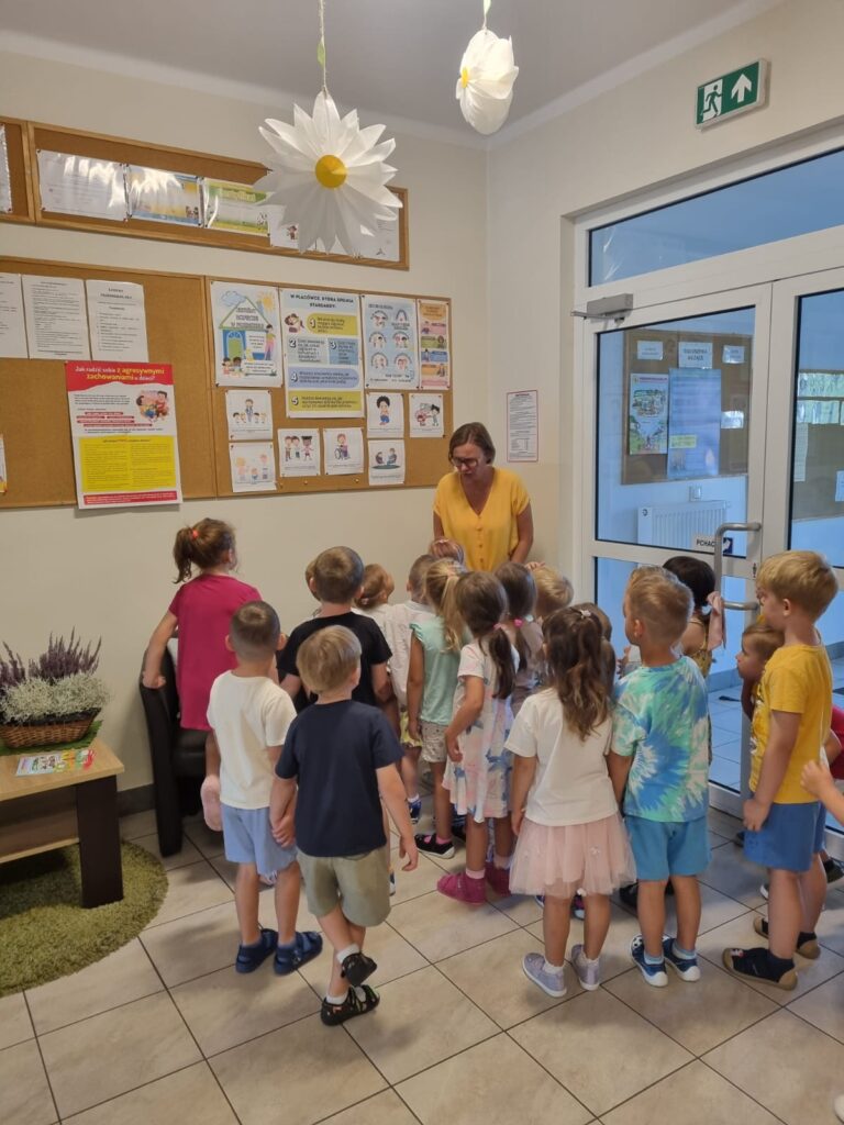 Dzieci słuchają prelekcji