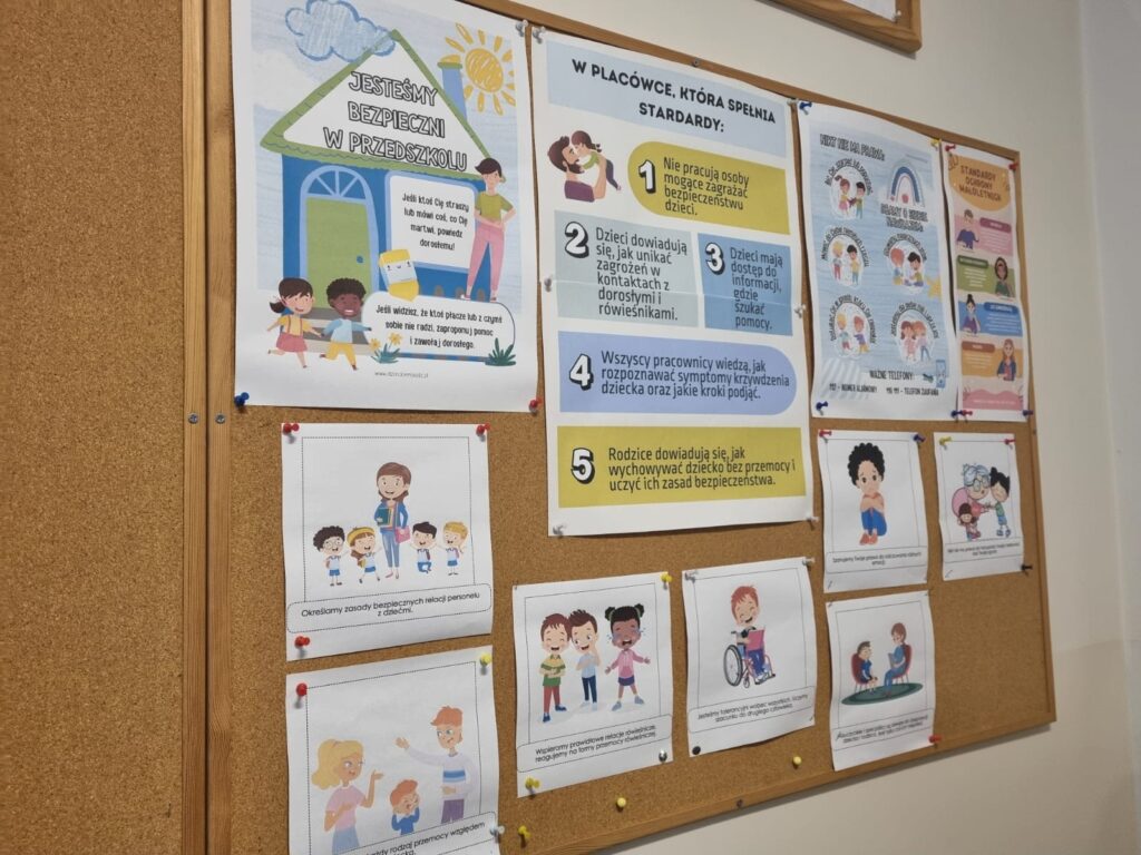 Tablica ze standardami ochronny małoletnich