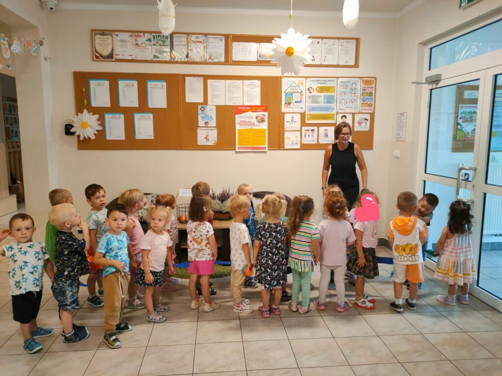 Dzieci słuchają prelekcji na temat Standardów Ochronny Małoletnich