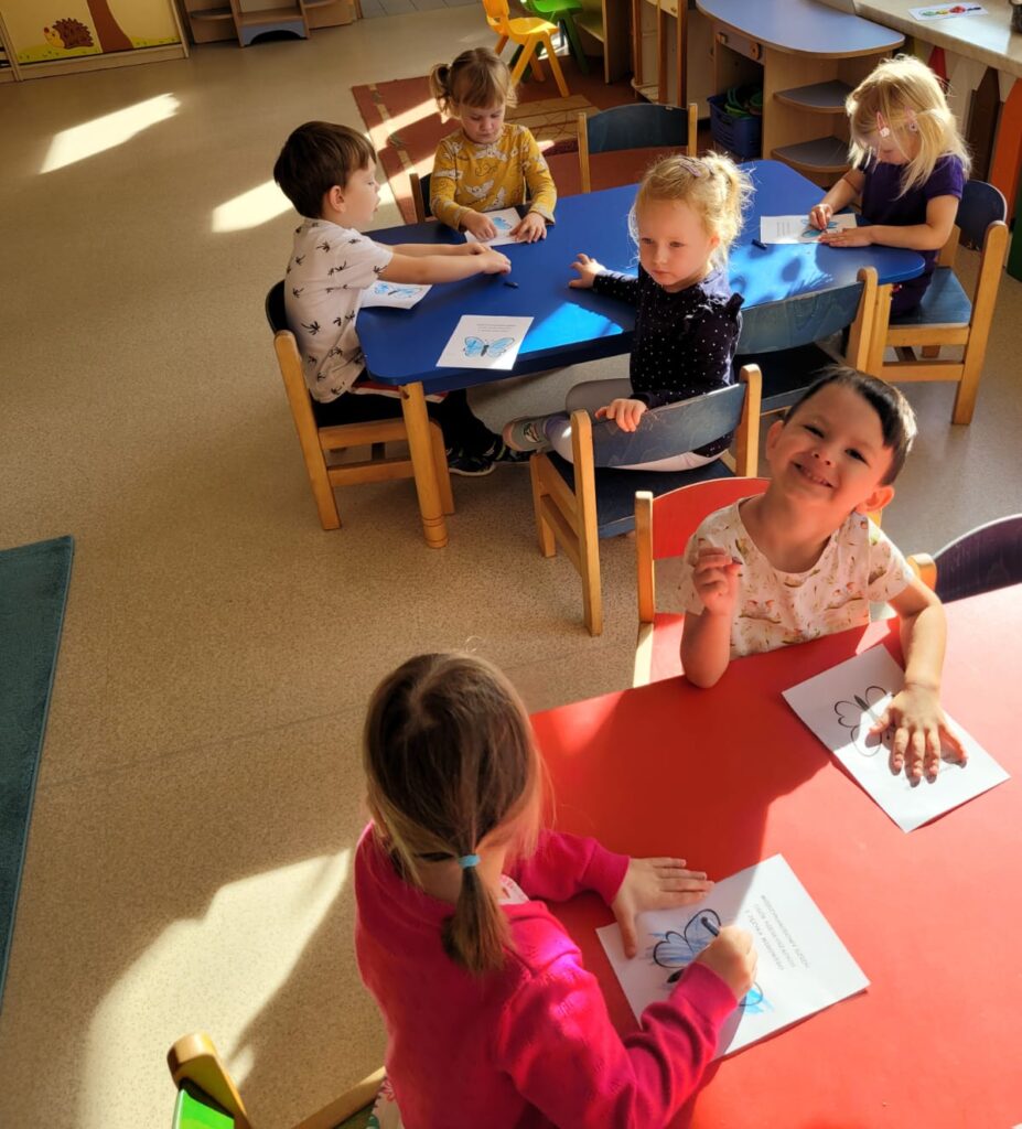 Przedszkolaki kolorują motylki