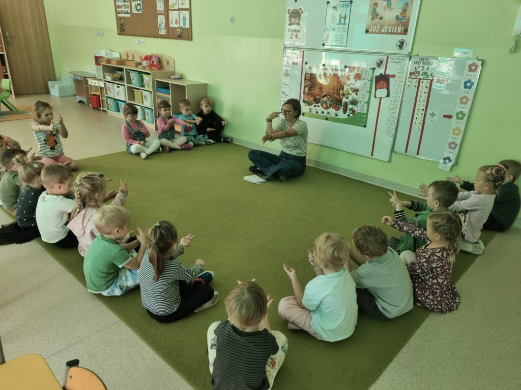 Dzieci uczą się języka migowego