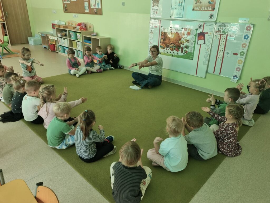 Dzieci uczą się języka migowego