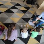 Dzieci uczestniczą w zabawie edukacyjnej Detektyw do spraw emocji