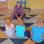 Dzieci uczą się rozpoznawania emocji za pomocą mimiki twarzy