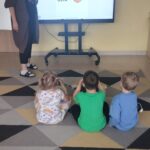 Dzieci uczą się rozpoznawania emocji za pomocą mimiki twarzy