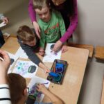Dzieci wraz z rodzicami wykonują prace plastyczną