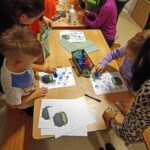 Dzieci wraz z rodzicami wykonują prace plastyczną
