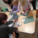 Dzieci wraz z rodzicami wykonują prace plastyczną