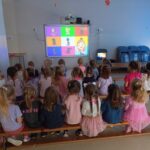 Dziewczynki oglądają film