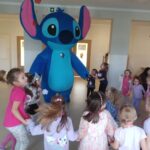 Dziewczynki tańczą z Stichem