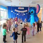 Dziewczynki tańczą z Stichem