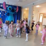 Dziewczynki tańczą z Stichem