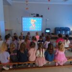 Dziewczynki oglądają film