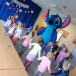 Dziewczynki tańczą z Stichem