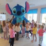 Dziewczynki tańczą z Stichem