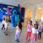 Dziewczynki tańczą z Stichem