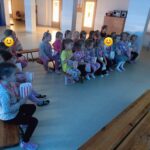 Dziewczynki oglądają film i zajadają się popcornem