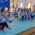 Dziewczynki oglądają film i zajadają się popcornem