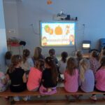 Dziewczynki oglądają film