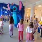 Dziewczynki tańczą z Stichem