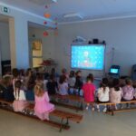 Dziewczynki oglądają film