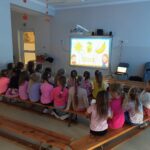 Dziewczynki oglądają film