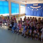 Dziewczynki oglądają film i zajadają się popcornem