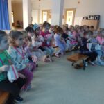 Dziewczynki oglądają film i zajadają się popcornem