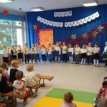 „Niedźwiadki” występują z okazji Dnia Edukacji